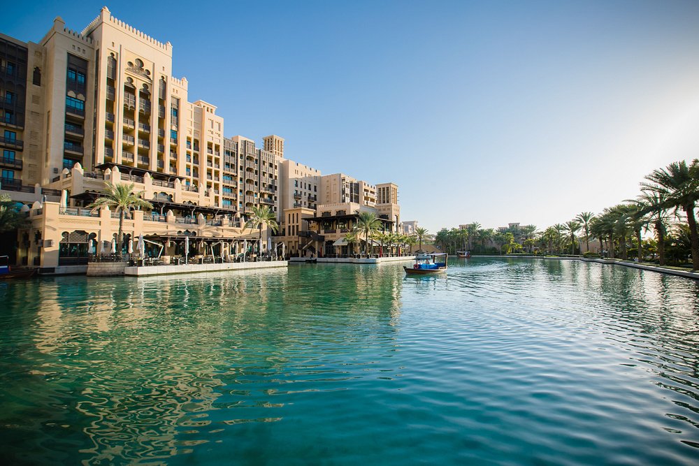 Hôtel Jumeirah Mina A Salam - Vue extérieure avec piscines et jardins luxuriants face au Golfe Persique